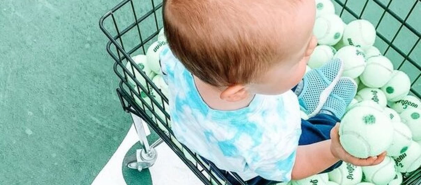 Αγοράκι 18 μηνών μαζεύει μπαλάκια του τένις και γίνεται viral (φωτό)